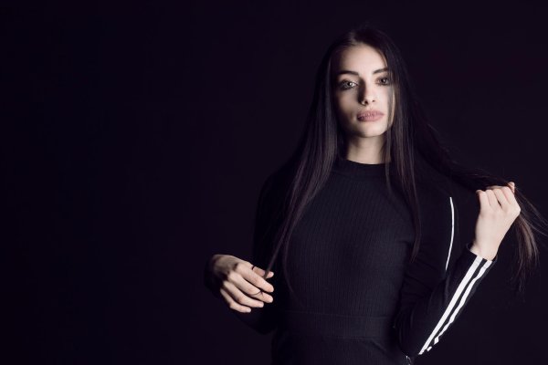 Девушка черным цветом