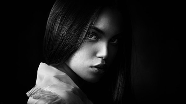 Девушка черным цветом