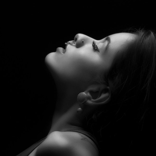 Девушка черным цветом