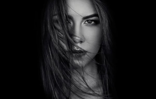 Девушка черным цветом