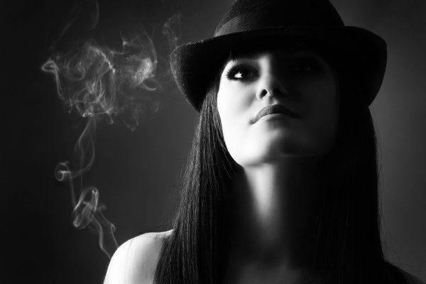 Девушка черным цветом