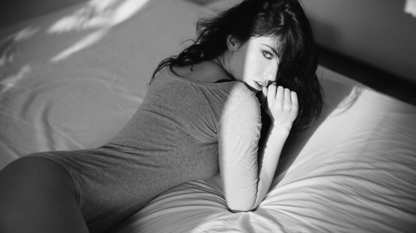 Девушка черным цветом