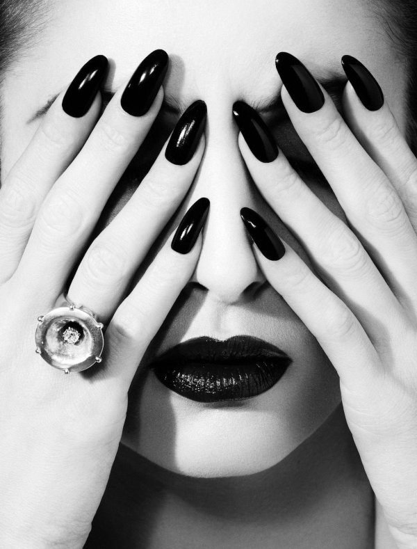 Девушка черным цветом