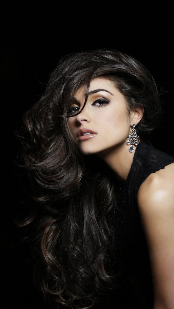 Девушка черным цветом