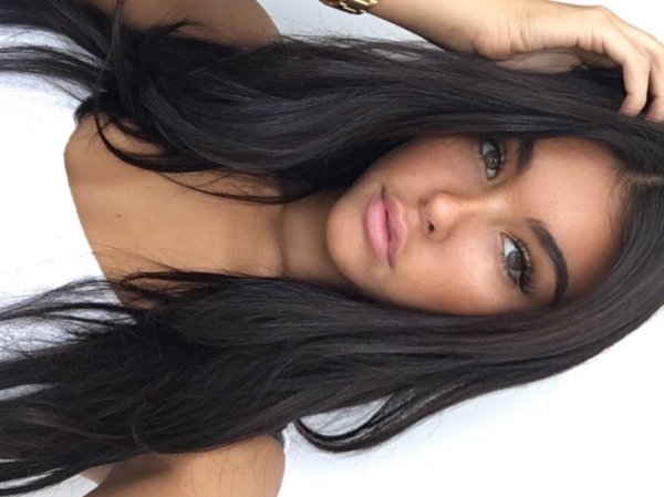 Девушка черным цветом