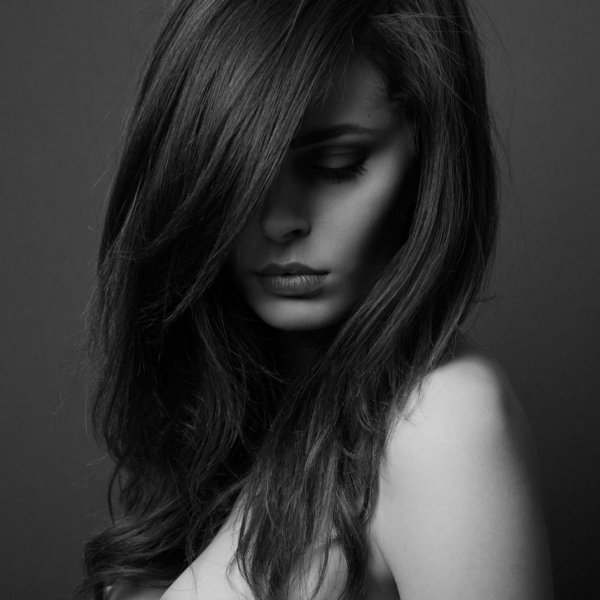 Девушка черным цветом