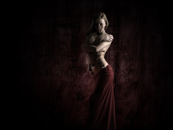 Девушка черным цветом