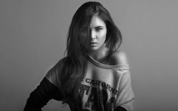 Девушка черным цветом