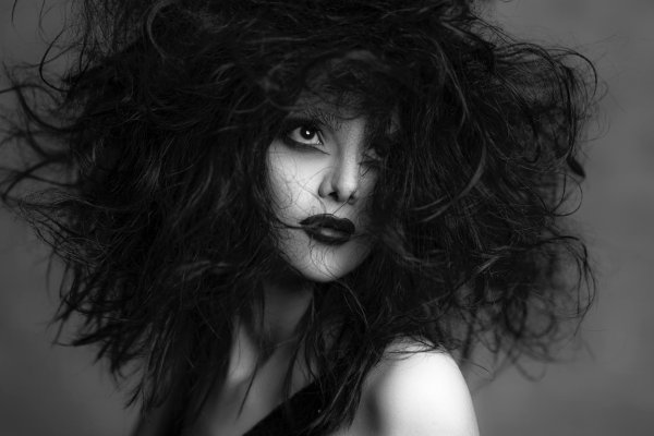 Девушка черным цветом