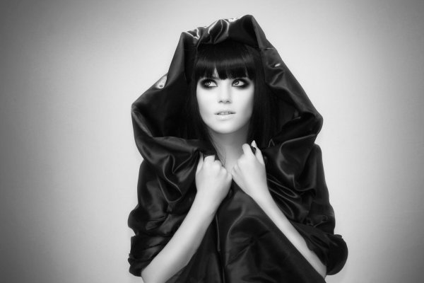 Девушка черным цветом