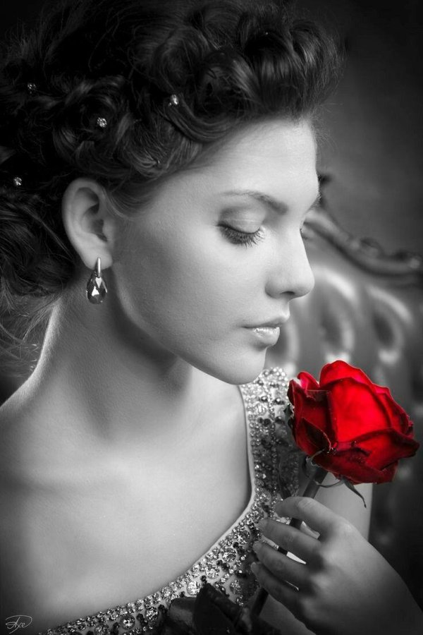 Девушка черным цветом