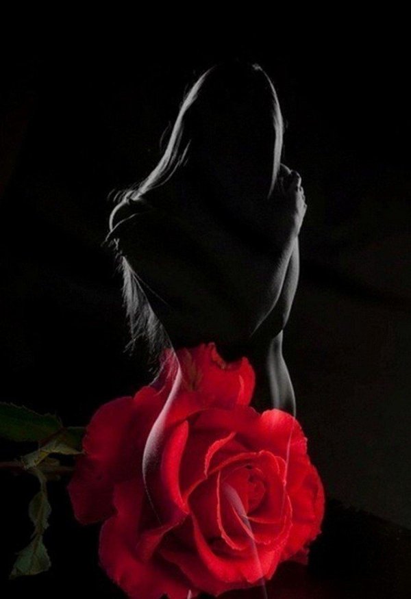 Девушка черным цветом