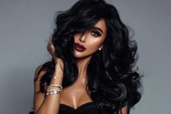 Девушка черным цветом