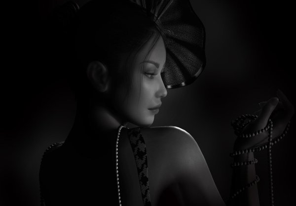 Девушка черным цветом