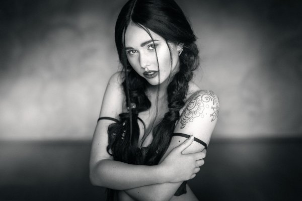 Девушка черным цветом