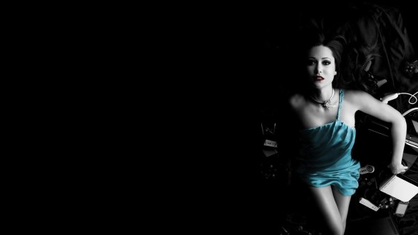 Девушка черным цветом