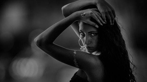 Девушка черным цветом