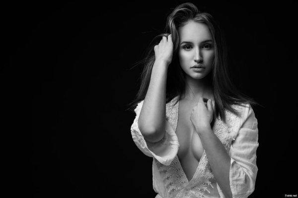 Девушка черным цветом