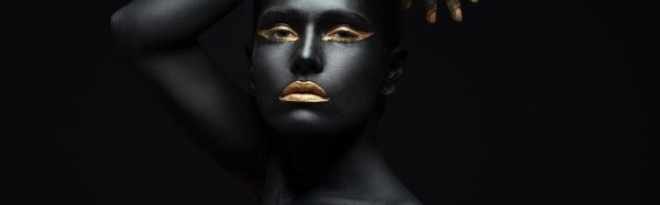 Девушка черным цветом