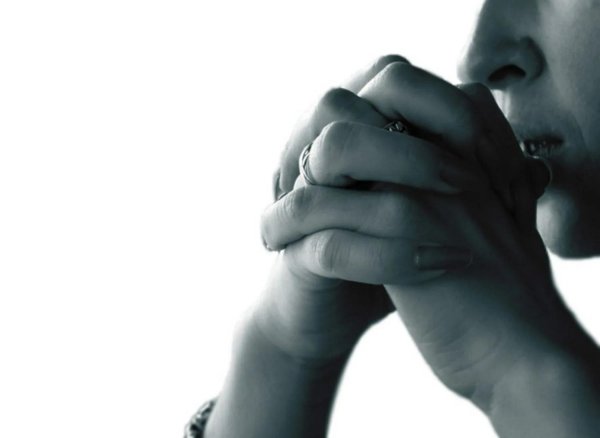 С девушка думает