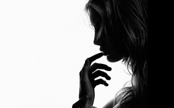 С девушка думает