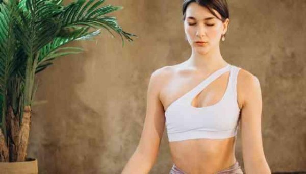 С девушка думает