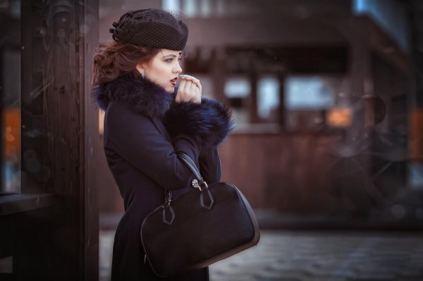 С девушка думает