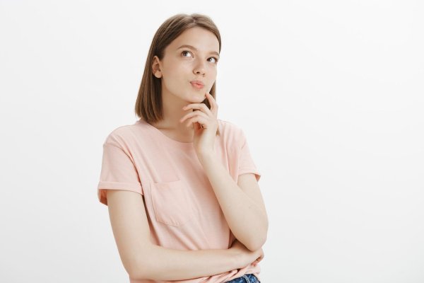 С девушка думает