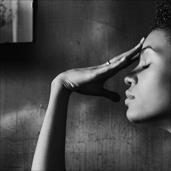 С девушка думает