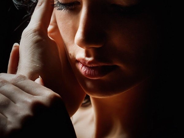 С девушка думает