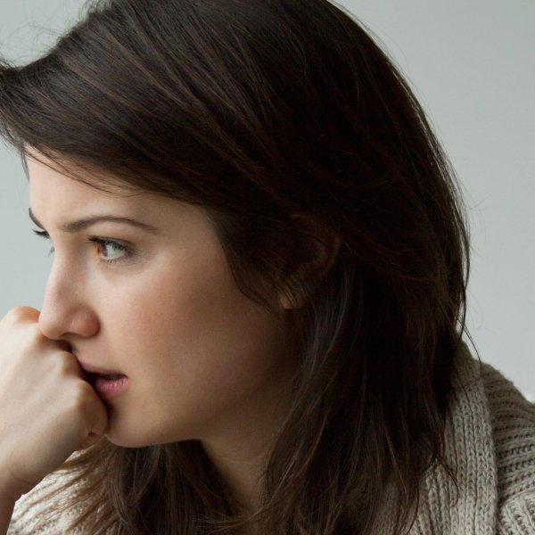 С девушка думает