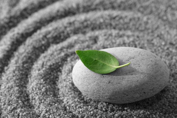 С девушка думает