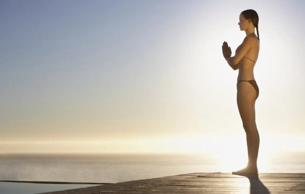 С девушка думает