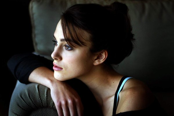 С девушка думает