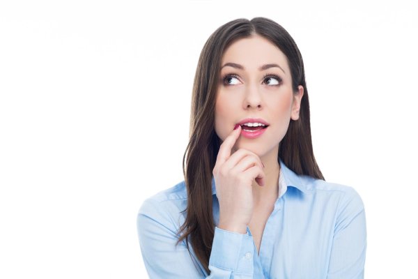 С девушка думает