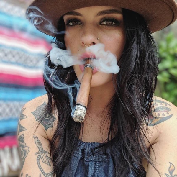 Девушка с сигаретой