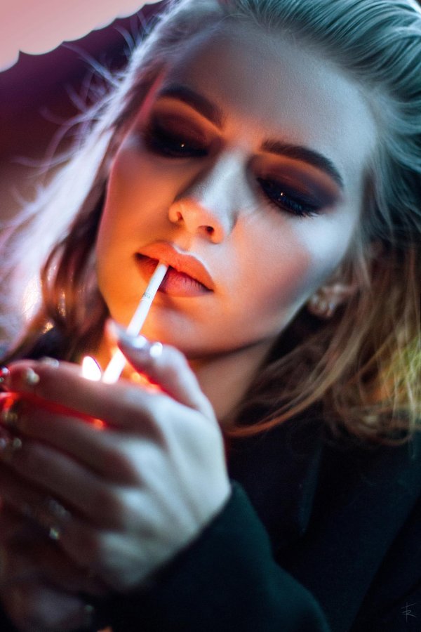 Девушка с сигаретой