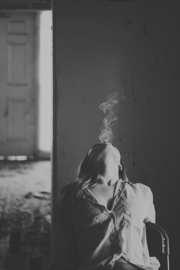 Девушка с сигаретой