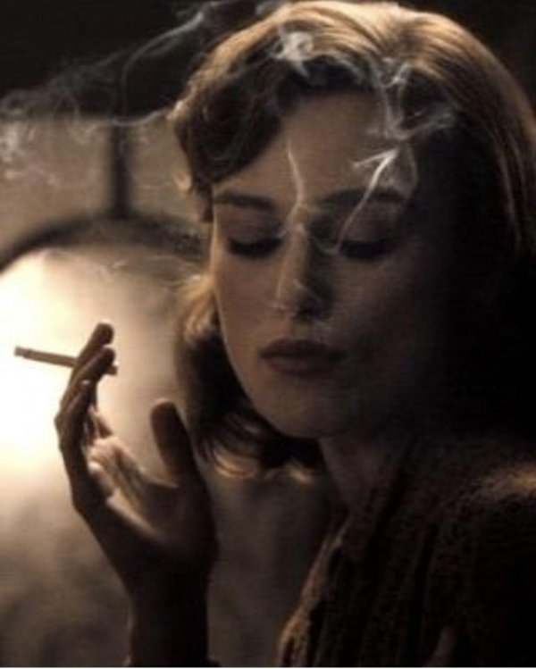 Девушка с сигаретой