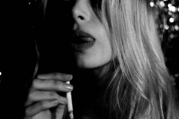 Девушка с сигаретой