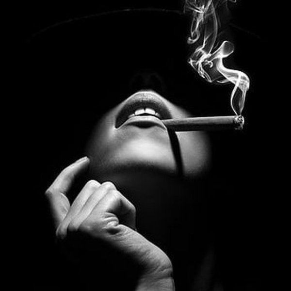 Девушка с сигаретой