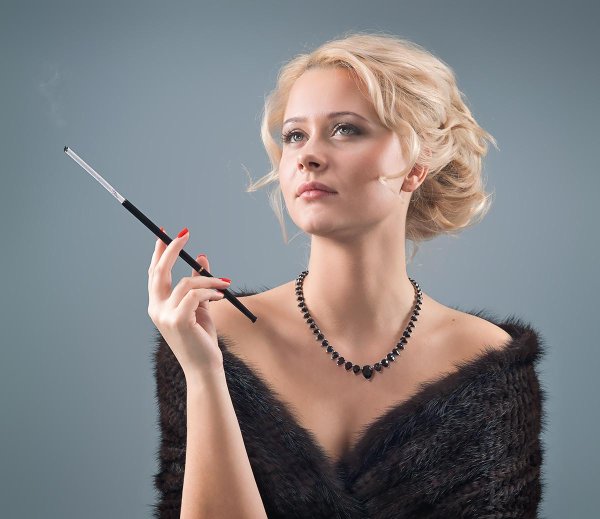 Девушка с сигаретой