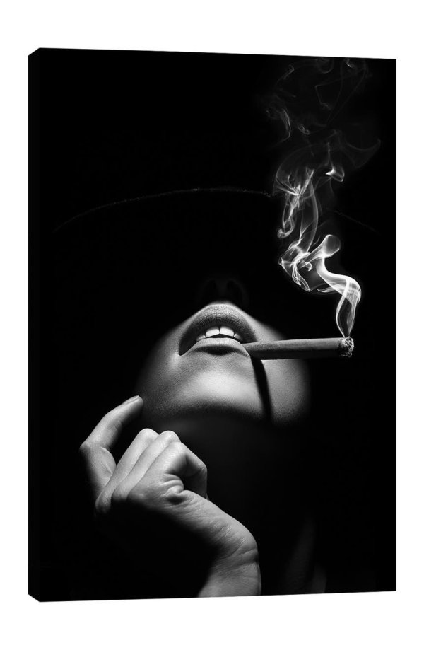 Девушка с сигаретой