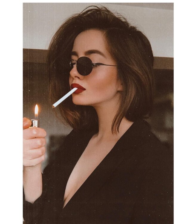 Девушка с сигаретой