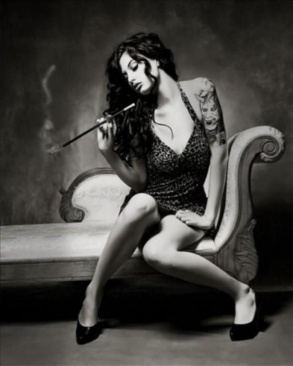 Девушка с сигаретой