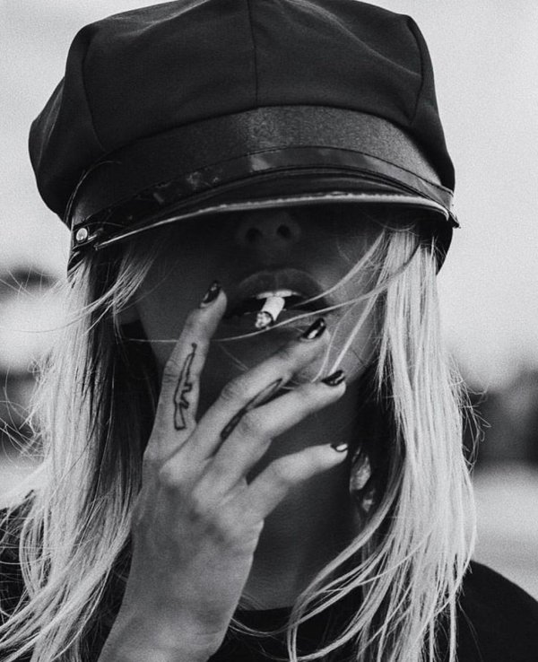 Девушка с сигаретой