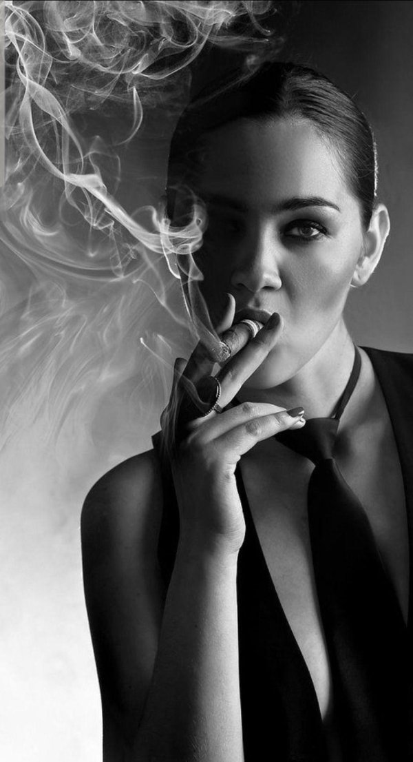 Девушка с сигаретой