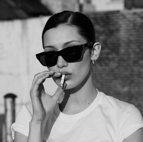 Девушка с сигаретой