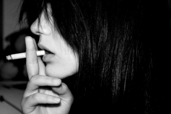 Девушка с сигаретой