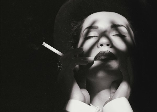 Девушка с сигаретой